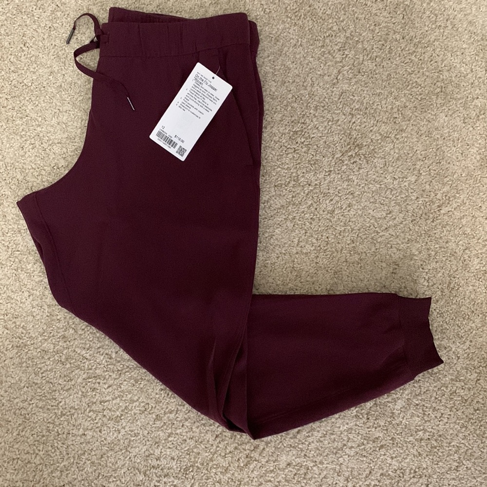 NWT Lululemon ON THE FLY JOGGER 28" CASSIS Size 12